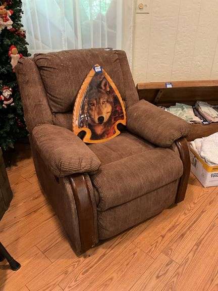 Recliner w/ exposed wood trim - no contents
