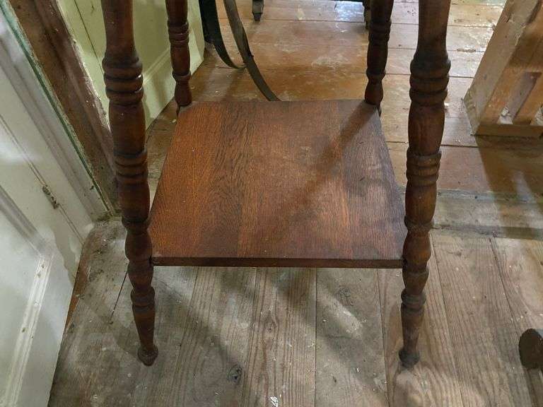 Oak parlor stand w/ turned legs 20x20x29.5