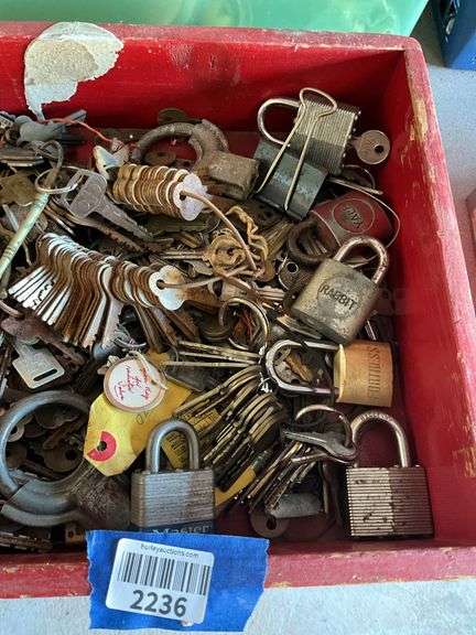 Padlocks and keys lot
