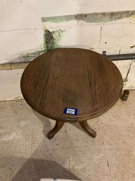 Round oak tripod table 24x24x25