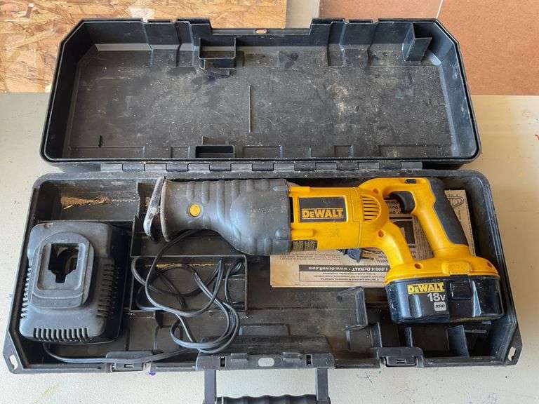 Dewalt DC385 18V reciprocating saw in case with battery and charger