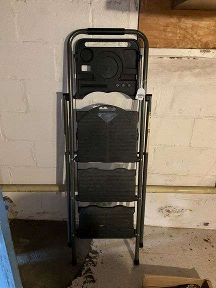 Folding step ladder