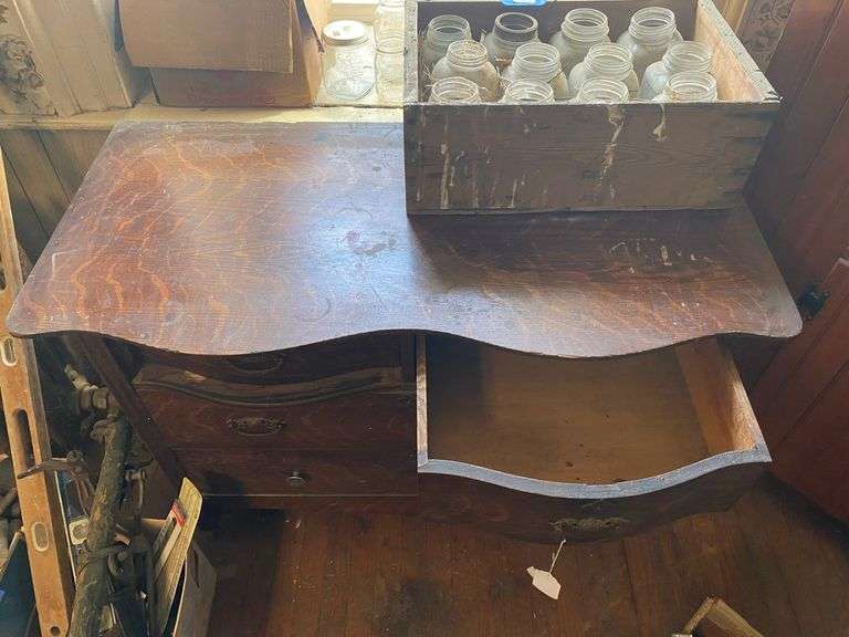 Golden oak chest of drawers w/ serpentine top - no contents 42.5x31.5x32.5