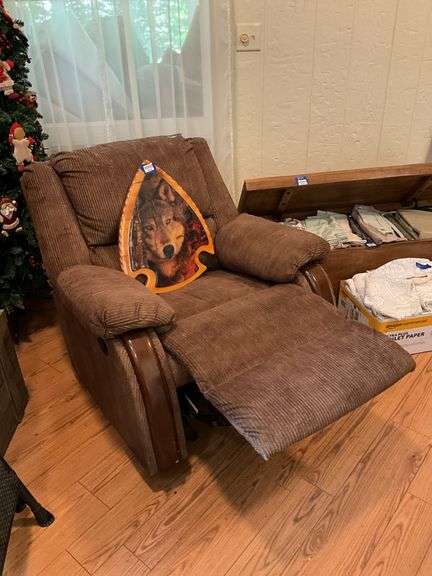 Recliner w/ exposed wood trim - no contents