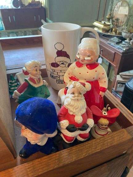 Collectibles lot: green art glass vase, glass Peanut pattern oil lamp, Christmas and other figurines, light strings, figural egg timer, misc