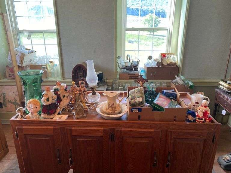 Collectibles lot: green art glass vase, glass Peanut pattern oil lamp, Christmas and other figurines, light strings, figural egg timer, misc