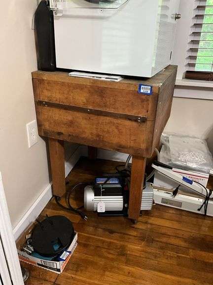 Rolling butcher block stand - no contents 24x24x31, MUST COME DURING LAST 2 HOURS OF PICKUP FOR THIS ITEM.