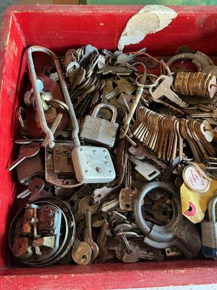 Padlocks and keys lot