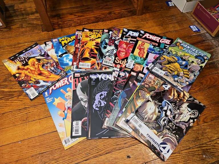 Comic books including: Fantastic Four, Power Girl, Dead Pool