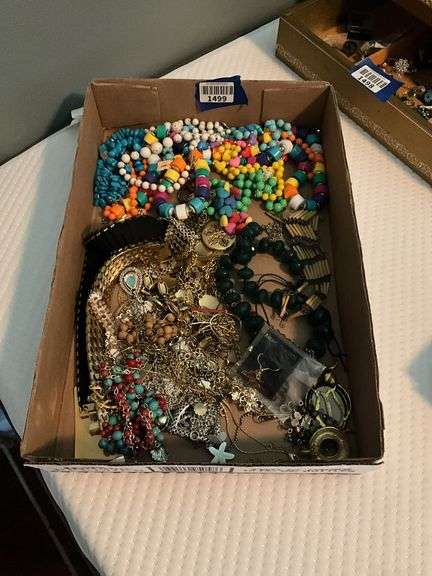 Costume jewelry: beads, chains