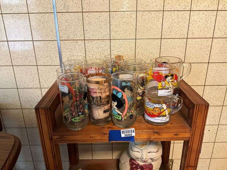 Vintage decorated tumblers and mugs including: Garfield, Flintstones, Chipmunks, Smurfs, Peanuts, souvenirs