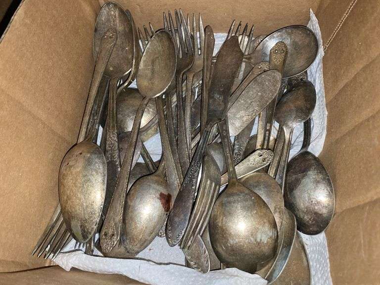 Mixed silverplated flatware