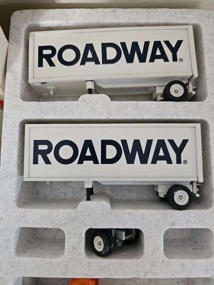 Winross Roadway double trailer truck model in box