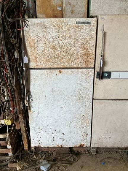 Vintage GE refrigerator w/ interior contents