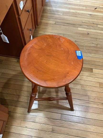 Cherry finish swivel stool w/ turned legs