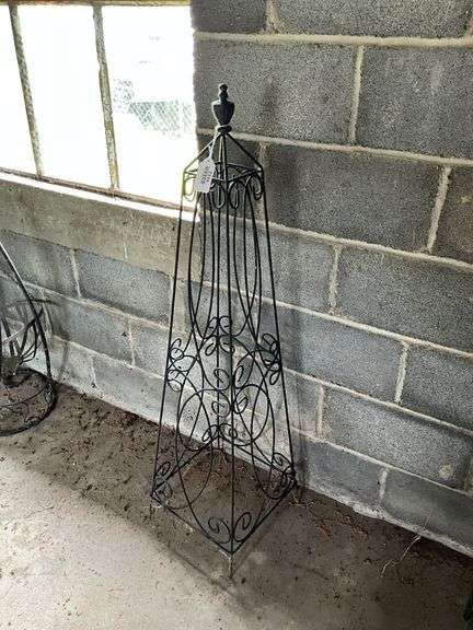 Wire garden obelisk trellis