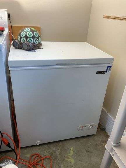 Magic Chef chest freezer 32 in x 28 in x 21 in