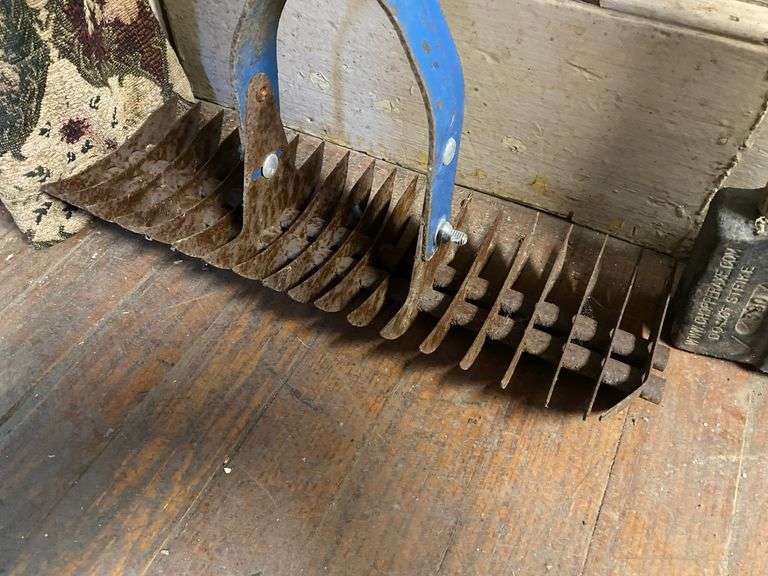 Dethatching rake, chopper axe