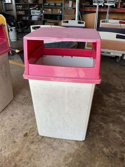 Rubbermaid Trash can
