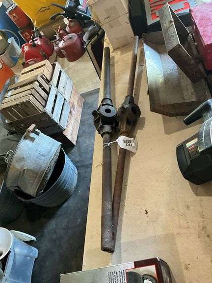 Two pipe threaders
