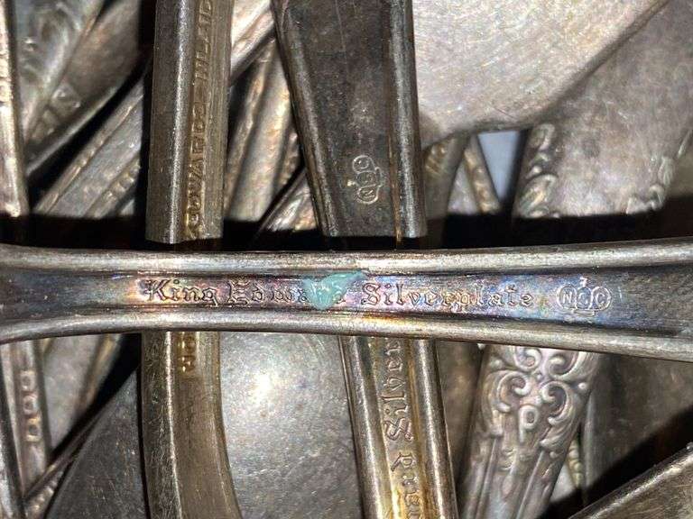 Mixed silverplated flatware