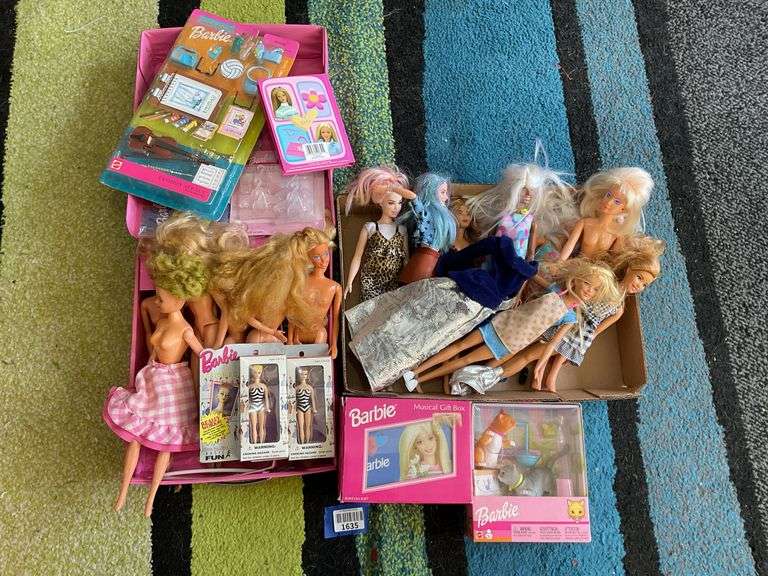 Barbie doll case w/ dolls and accessories