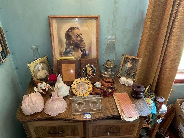 Collectibles lot: figural glass dresser lamp, glass oil lamp, glass inkstand, elf ashtray, flying duck plaques, misc