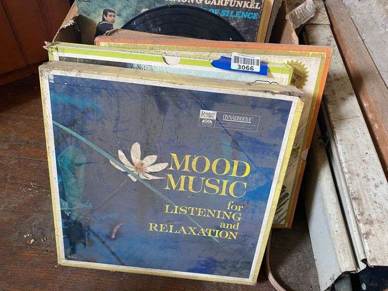 Vintage vinyl LP and 78rpm records including: Simon & Garfunkel, Trapp Family Singers