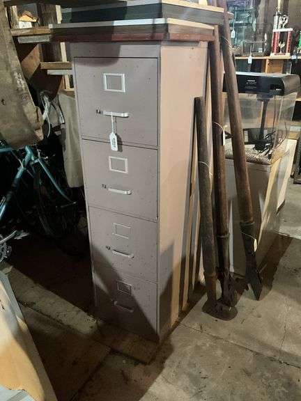 4-drawer metal file cabinet - no top contents