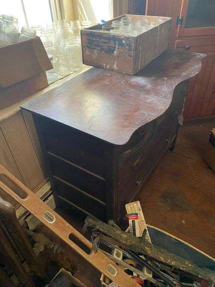 Golden oak chest of drawers w/ serpentine top - no contents 42.5x31.5x32.5