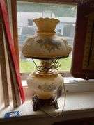 Electric parlor lamp w/ roses in relief, and floral decor