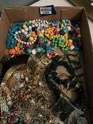 Costume jewelry: beads, chains