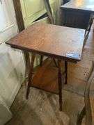 Oak parlor stand w/ turned legs 20x20x29.5