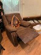 Recliner w/ exposed wood trim - no contents