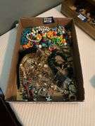 Costume jewelry: beads, chains