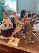 Collectibles lot: green art glass vase, glass Peanut pattern oil lamp, Christmas and other figurines, light strings, figural egg timer, misc