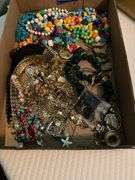 Costume jewelry: beads, chains