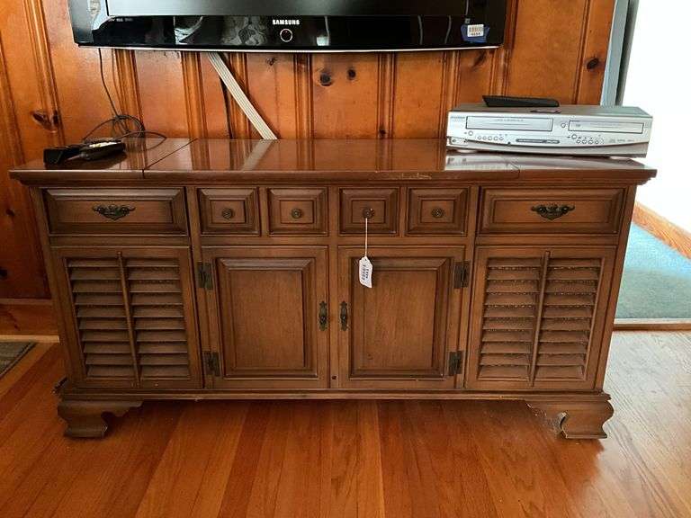Zenith Early American console stereo turntable/radio/8-track 52x17.5x27