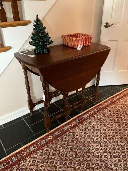 William & Mary drop leaf gateleg table w/ vase and ring turnings - no contents 36x20x30