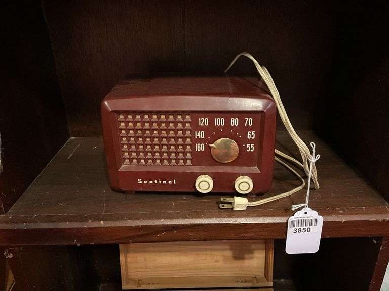 Vintage Sentinel plastic table radio