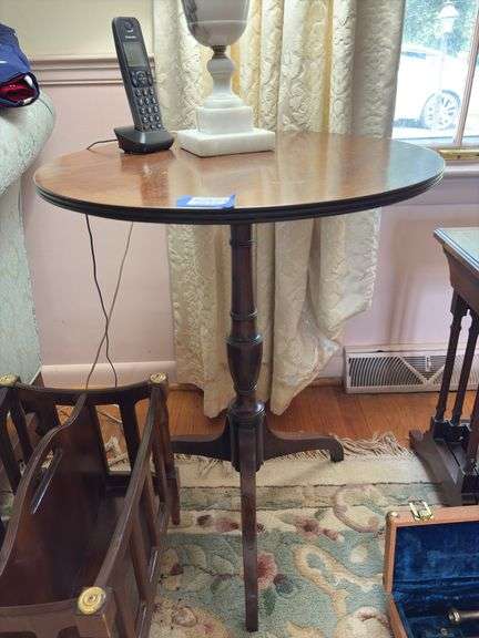 Round stand on turned column w/ tripod base - no contents 22x22x28.5