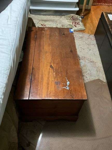 Knotty pine blanket chest w/ sawn bracket feet - w/ linens contents 32x18.5x16
