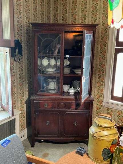 Mahogany finish hutch/china closet - no contents 36x16x71 MUST COME DURING LAST 2 HOURS OF PICKUP FOR THIS ITEM