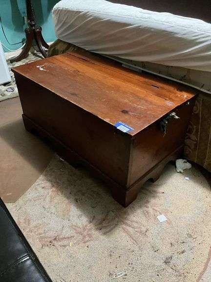 Knotty pine blanket chest w/ sawn bracket feet - w/ linens contents 32x18.5x16