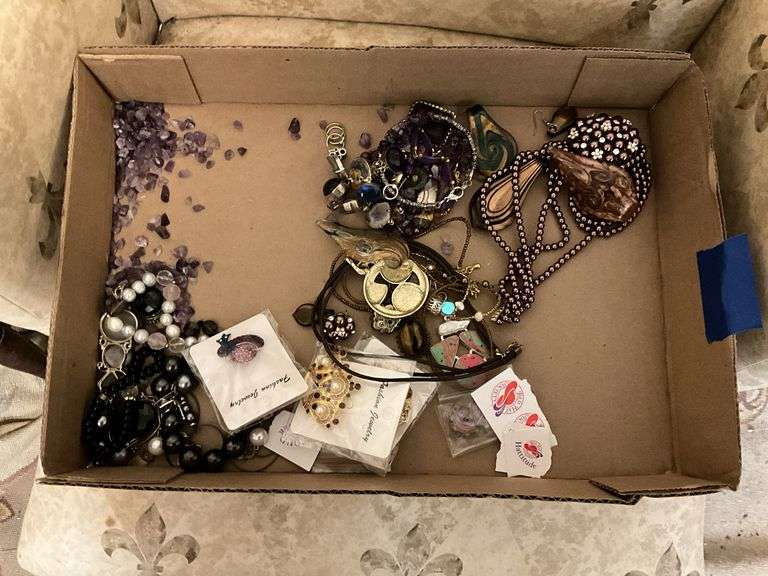 Costume jewelry: pins, pendants, loose amethysts