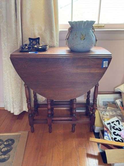 William & Mary gateleg drop leaf table - no contents 25x12x27