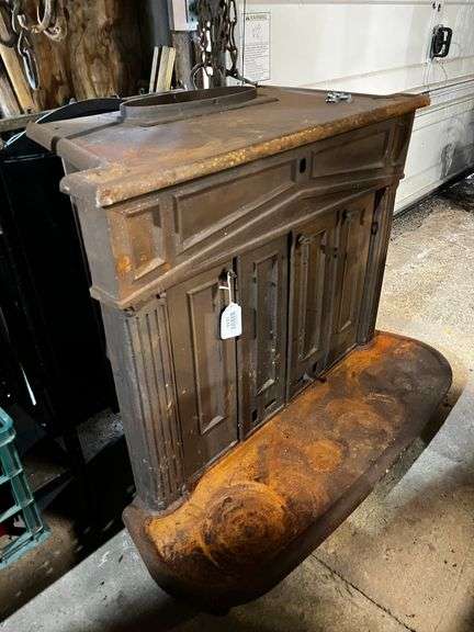 Complete Ben Franklin cast iron wood stove, two folding fireplace screens