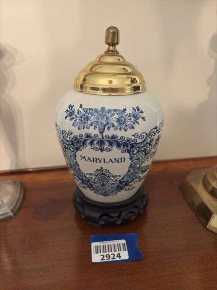 Delft MARYLAND tobacco jar w/ brass lid, wooden base
