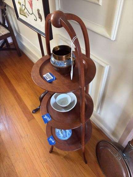 Round 3-tier serving stand - no contents  37in high