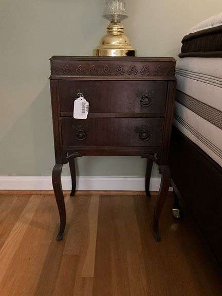 End stand w/ carved trim, cabriole legs - no contents 16x13x27